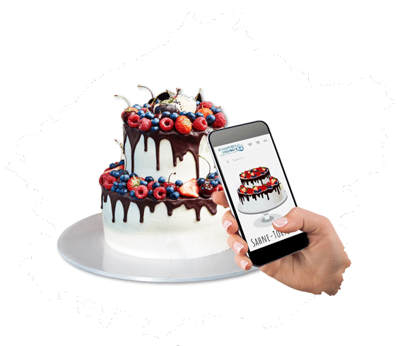 torten-bestellen Eine zweistöckige Torte mit Früchten und Schokolade garniert. Davor befindet sich eine Hand, die ein Smartphone hält. Die Torte wird als Grafik auf dem Display des Smartphone angezeigt. Sie wurde mit dem Tortenkonfigurator konfiguriert.